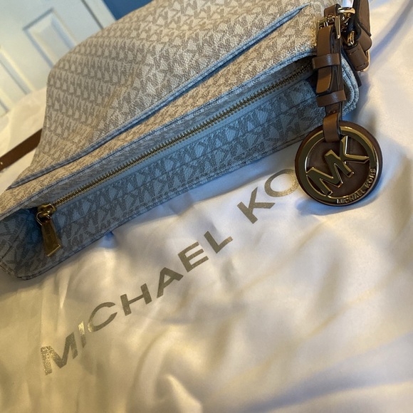 Michael Kors Large Jet Set Crossbody Bag - Picture 4 of 7